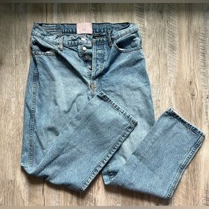 Revice distressed straight leg light wash jeans
Size 30
